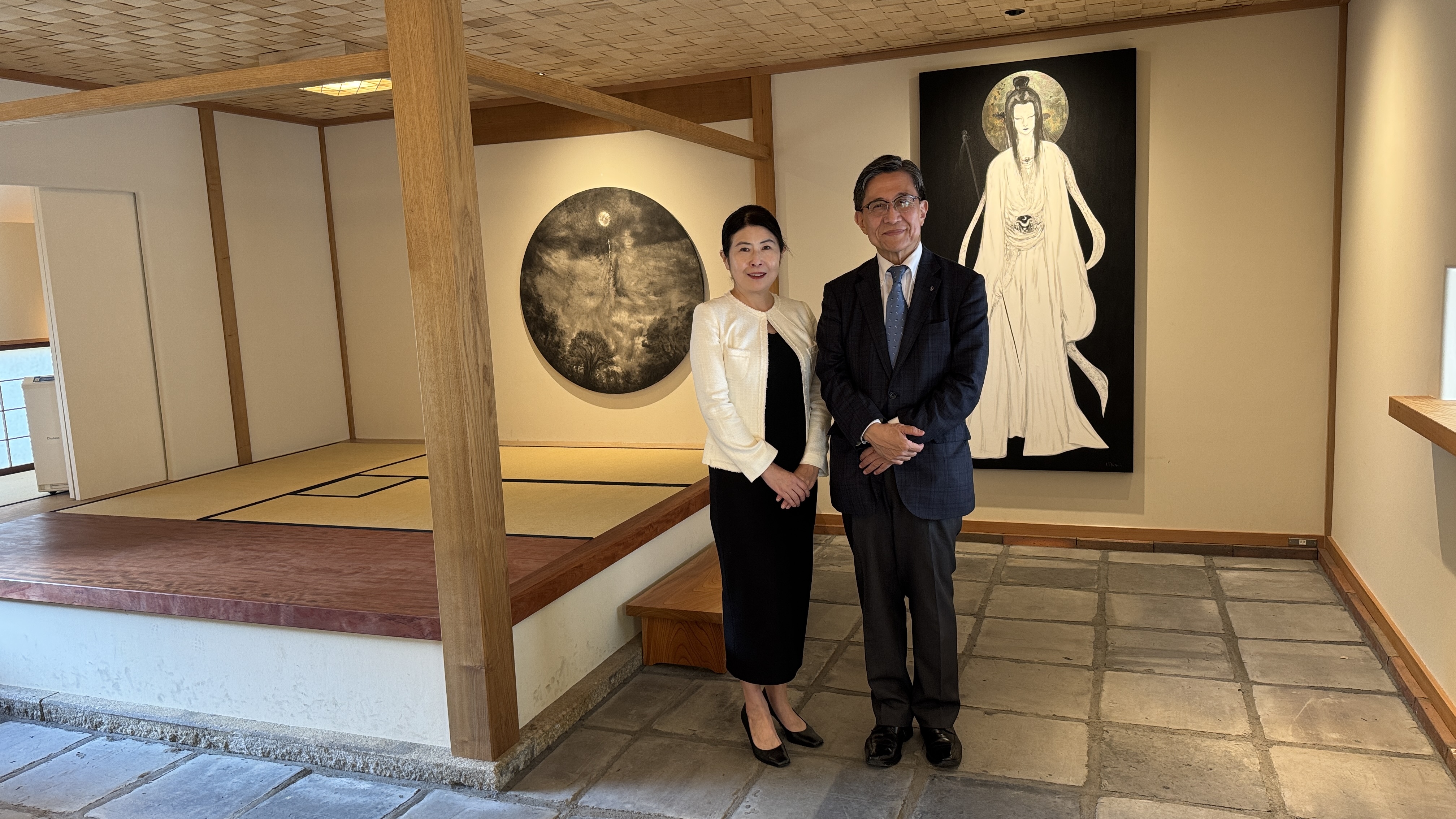 Kyoto Mayor Koji Matsui and Kiyomi Soga in front of works by Yoshitaka Amano at the KOCHI｜東風 opening reception